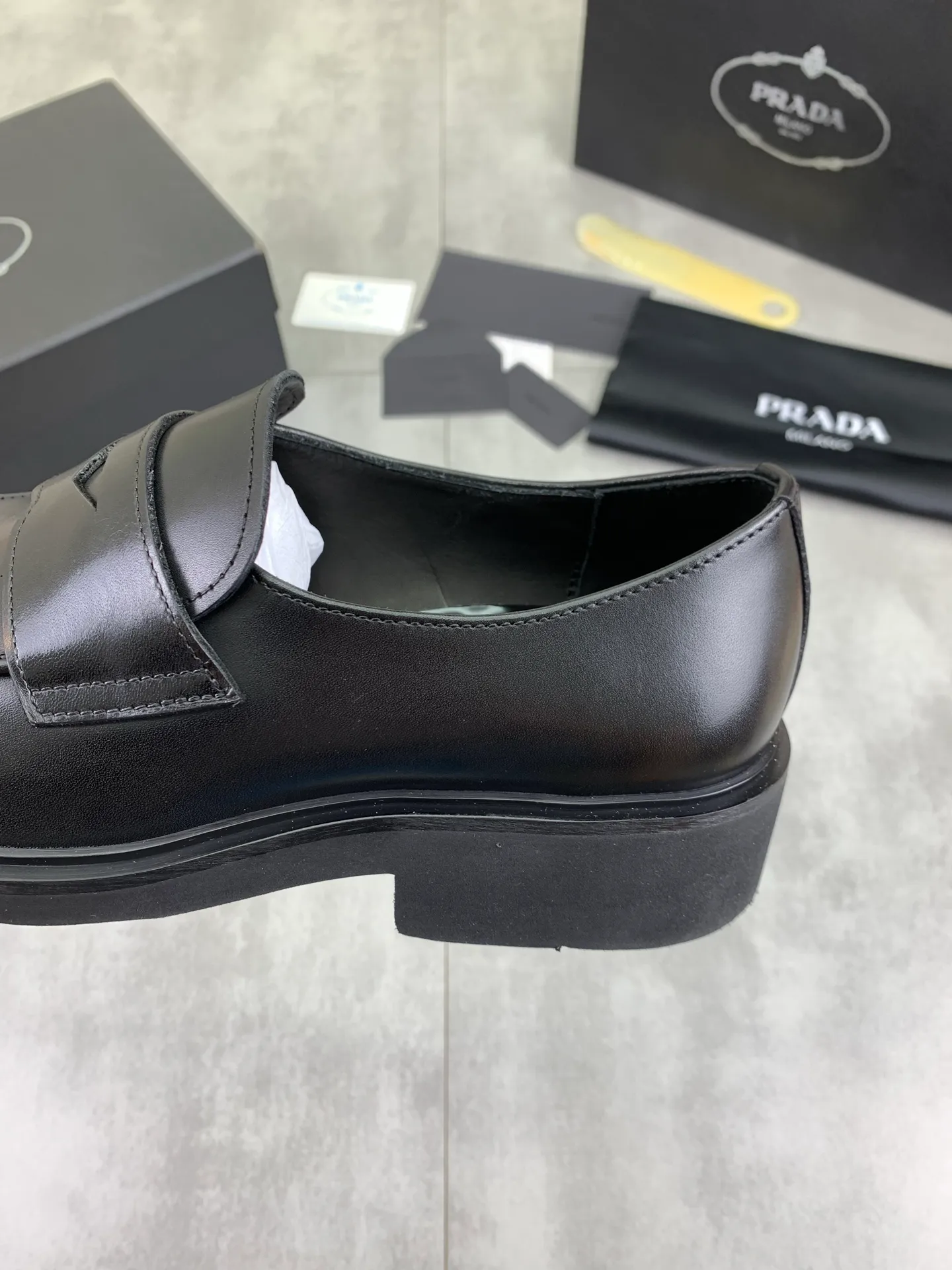 Factory price P840 💰Original quality, top version🔱 ＰＲＡＤＡPrada. Men's business casual leather shoes, top quality cow leather. 1:1 shipment ⬆️Luxurious and noble, all made of imported original first-layer fine suede cowhide, just to create a more comfortable wearing experience. Upper: original comfortable open-edge bead-rubbed calfskin ➕Top imported water-dyed full cow lining, original high-end lightweight and comfortable TPU combination bottom ✔️Code number: 39-44 (38 45 Can be customized)